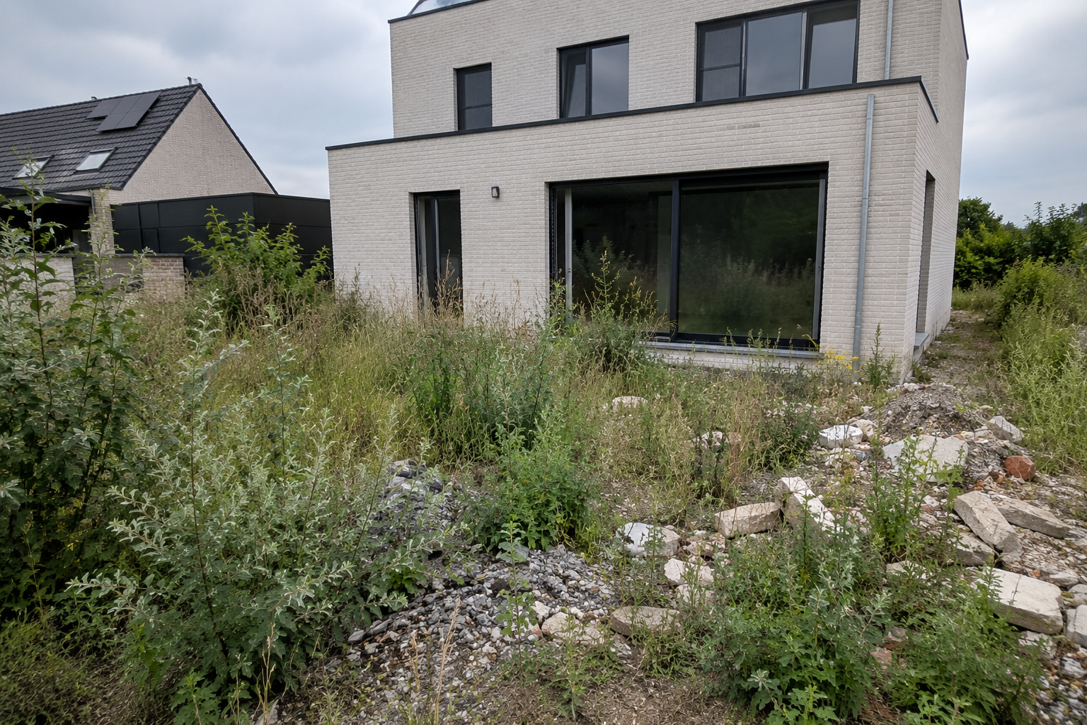 Voor: verwaarloosde tuin bij woning